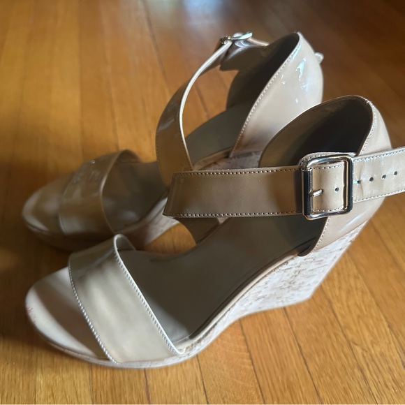 Stuart Weitzman Oneliner Light Nude Patent Leather Cork Wedge Sandals, Size 9.5 - Picture 7 of 8